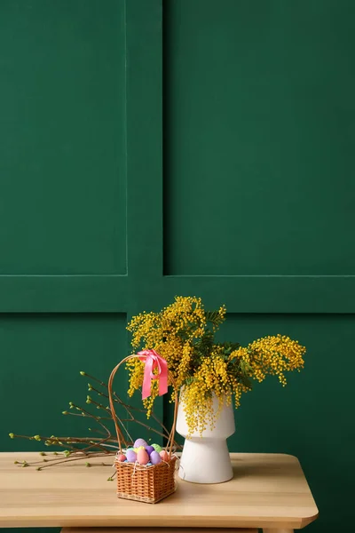 Mimoza Çiçekli Vazo Ağaç Dalları Yeşil Duvarın Yanındaki Sepetin Içinde — Stok fotoğraf