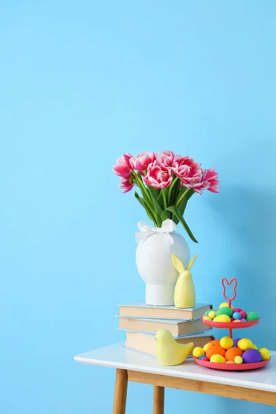 Vaas Met Tulpen Boeken Decor Paaseieren Tafel Bij Blauwe Muur — Stockfoto