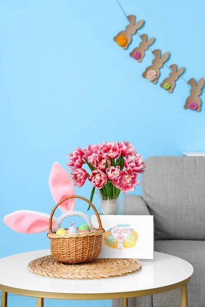 Открытки Текстом Счастливой Пасхи Яйца Тюльпаны Вазе Столе Номере — стоковое фото