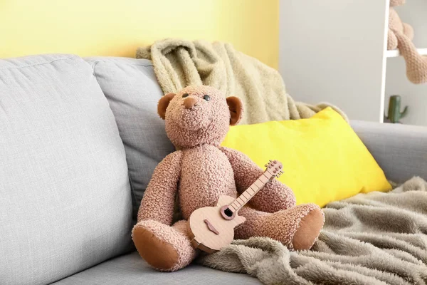 Іграшковий Ведмідь Картонною Гітарою Дивані Кімнаті — стокове фото