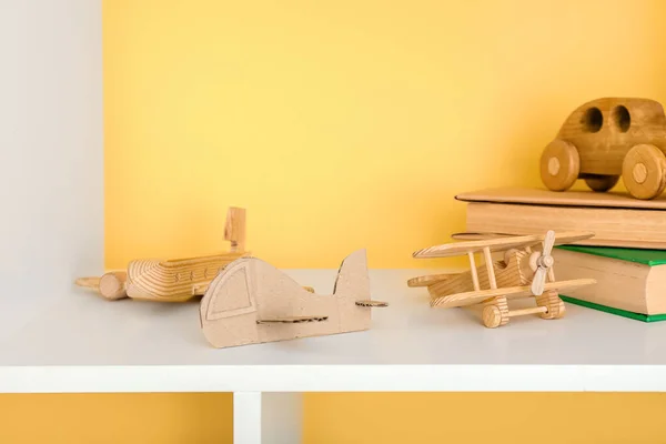 Holz Und Pappspielzeug Regal Neben Der Wand — Stockfoto