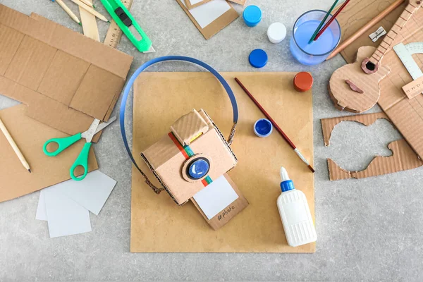 Masada el yapımı fotoğraf makinesi ve kırtasiye malzemeleri var.