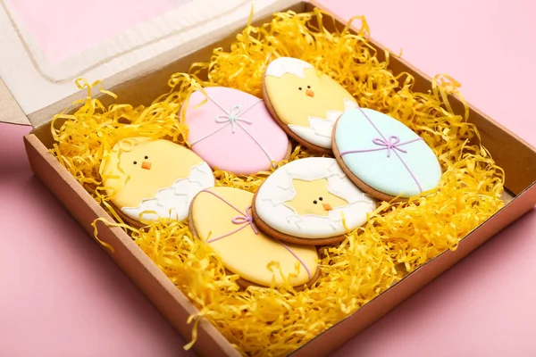 Pappschachtel Mit Osterkeksen Auf Farbigem Hintergrund — Stockfoto