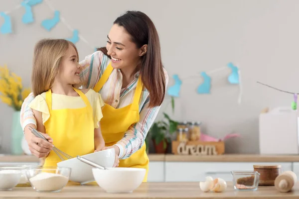 Menina Com Sua Mãe Preparando Massa Para Bolo Páscoa Cozinha — Fotografia de Stock
