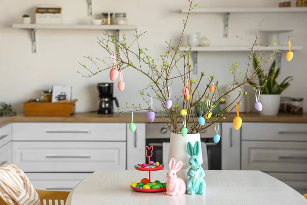 Elegante Decoração Páscoa Stand Com Ovos Pintados Mesa Jantar Cozinha — Fotografia de Stock