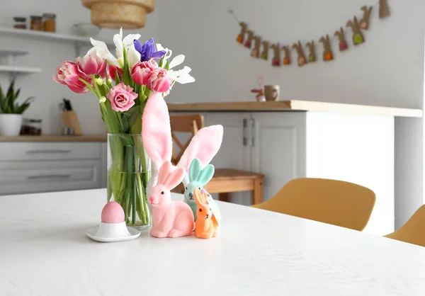 Hermosas Flores Jarrón Titular Con Huevo Pascua Conejos Mesa Comedor — Foto de Stock