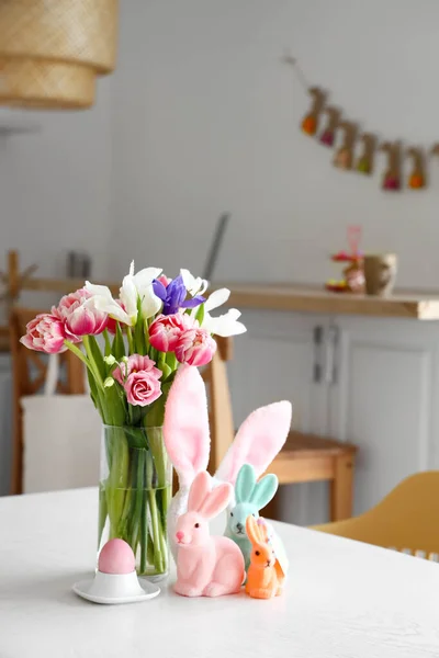Florero Con Hermosas Flores Conejos Pascua Titular Con Huevo Pintado — Foto de Stock