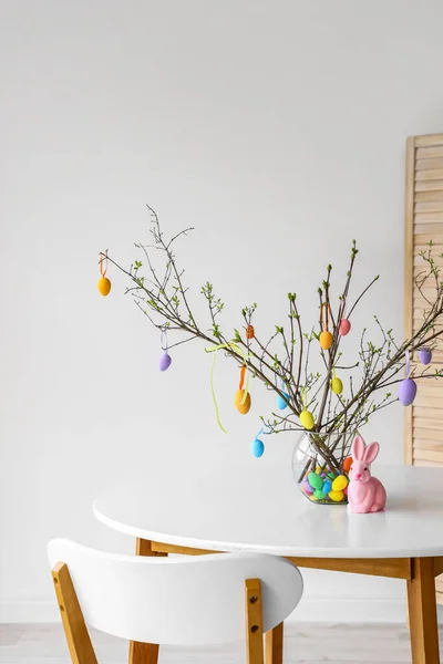 Δέντρο Κλαδιά Διακοσμημένα Πασχαλινά Αυγά Βάζο Και Κουνέλι Στο Τραπέζι — Φωτογραφία Αρχείου