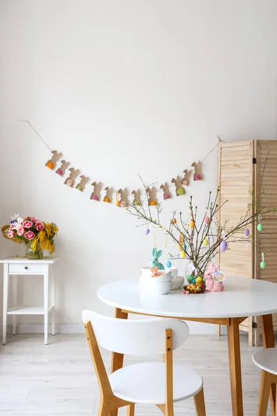 Vajilla Ramas Árbol Decoradas Con Huevos Pascua Mesa Comedor Habitación — Foto de Stock