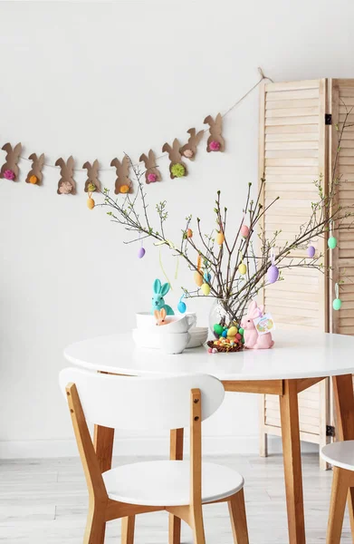 Vajilla Ramas Árbol Decoradas Con Huevos Pascua Mesa Comedor Interior — Foto de Stock