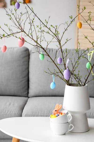 Ramas Árboles Decoradas Con Huevos Pascua Copas Habitación — Foto de Stock