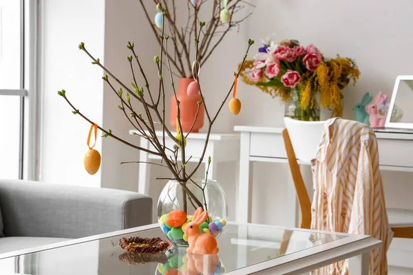 リビングのテーブルの上に木の枝 イースターエッグとウサギの花瓶 — ストック写真