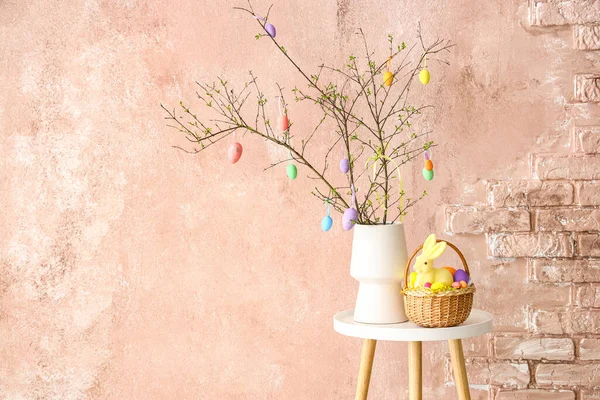 Vaas Met Boomtakken Mand Met Paaseieren Konijn Tafel Naast Kleurenmuur — Stockfoto