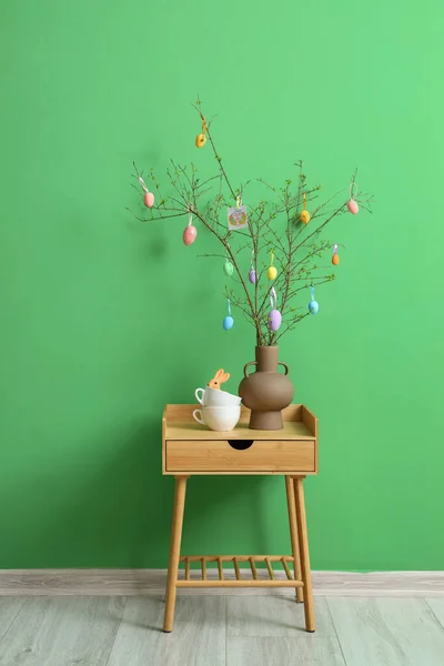 Boom Takken Versierd Met Paaseieren Vaas Kopjes Houten Tafel Buurt — Stockfoto