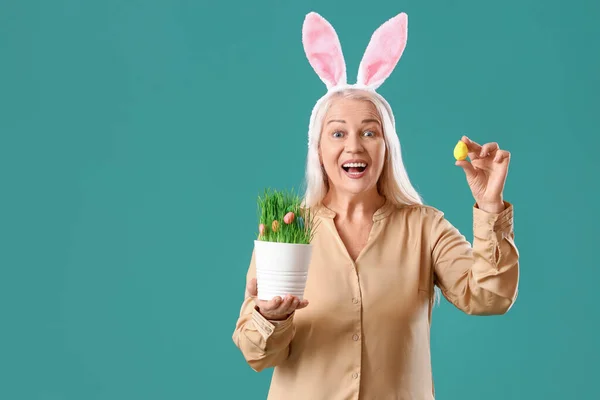 Volwassen Vrouw Met Konijnenoren Paasei Huisplant Groene Achtergrond — Stockfoto