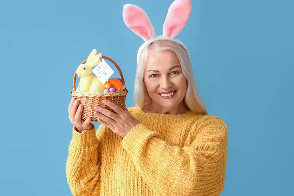 Mujer Madura Con Orejas Conejo Cesta Pascua Sobre Fondo Azul —  Fotos de Stock