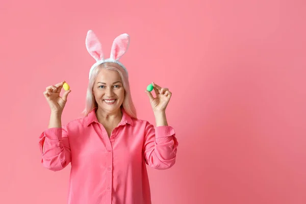 Volwassen Vrouw Met Konijnenoren Paaseieren Roze Achtergrond — Stockfoto