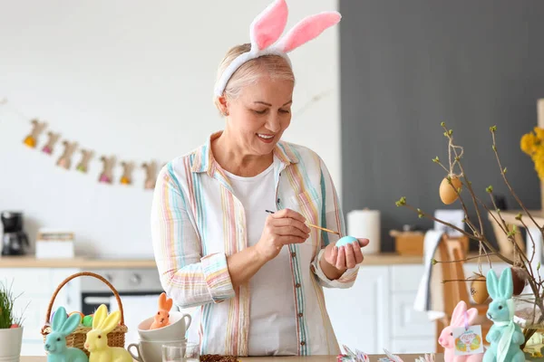 Mature Woman Painting Easter Eggs Home — Stock Photo, Image