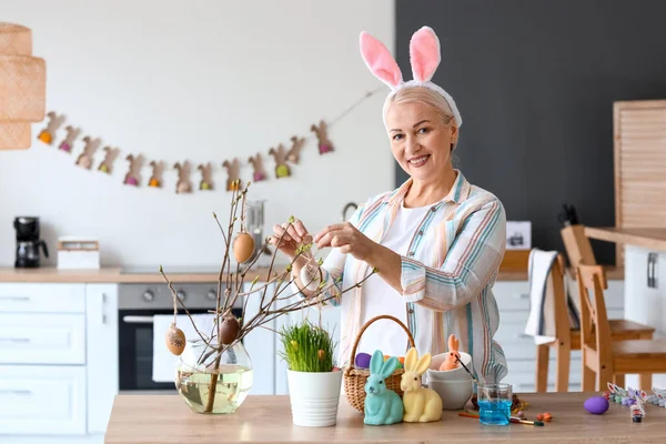 Volwassen Vrouw Het Maken Van Pasen Decoraties Thuis — Stockfoto