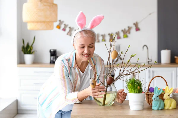 Mature Woman Making Easter Decorations Home — Stock Photo, Image