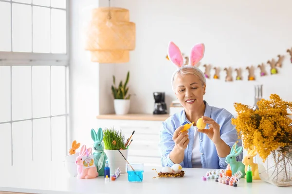 Mature Woman Painting Easter Eggs Home — Stock Photo, Image