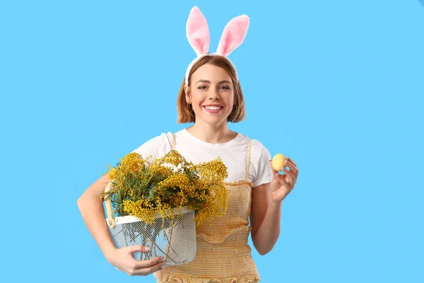 Mulher Bonita Com Orelhas Coelho Cesta Flores Ovo Páscoa Fundo — Fotografia de Stock