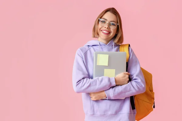 Estudante Feminina Com Laptop Fundo Rosa — Fotografia de Stock