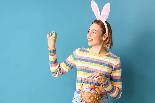 Mooie Jonge Vrouw Met Konijnenoren Paasmand Blauwe Achtergrond — Stockfoto