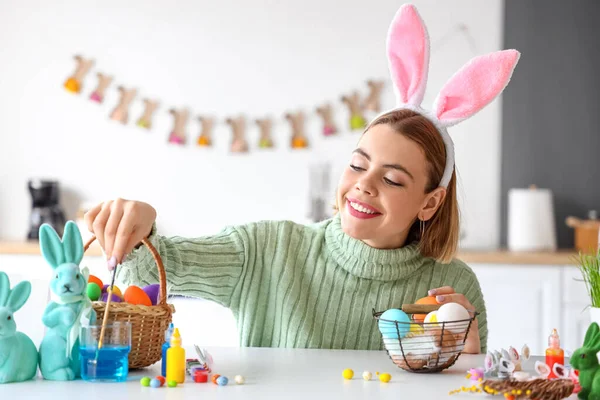 Beautiful Woman Painting Easter Eggs Home — Stock Photo, Image