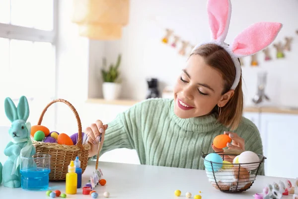 Bella Donna Pittura Uova Pasqua Casa — Foto Stock