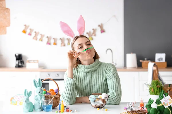 Jonge Vrouw Heeft Plezier Tijdens Het Schilderen Van Paaseieren Thuis — Stockfoto