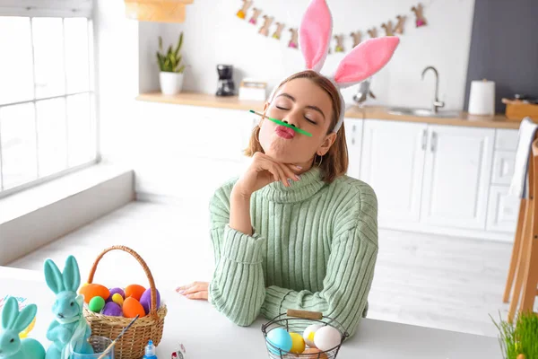 Giovane Donna Divertendosi Mentre Dipinge Uova Pasqua Casa — Foto Stock