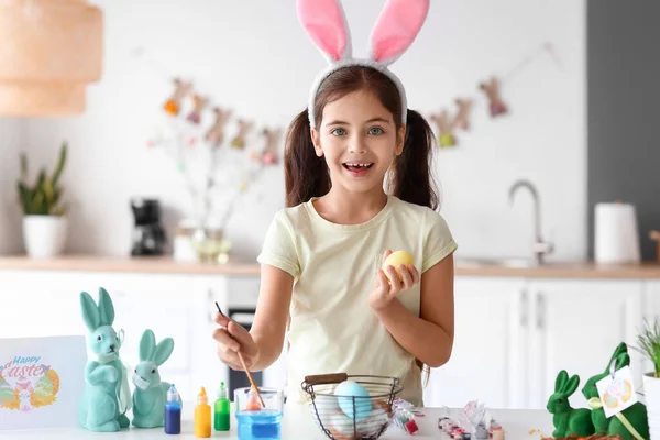 Funny Little Girl Painting Easter Eggs Home — Stock Photo, Image