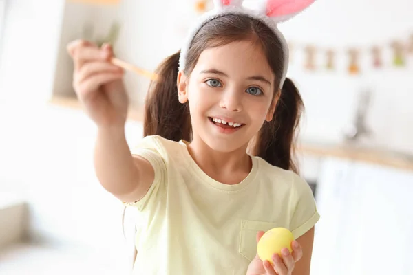 Lustiges Kleines Mädchen Bemalt Ostereier Hause — Stockfoto