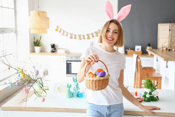 Bella Donna Con Orecchie Coniglio Cesto Pasqua Casa — Foto Stock