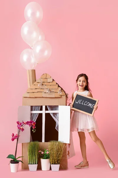 Muchacha Divertida Jugando Con Casa Cartón Sobre Fondo Rosa — Foto de Stock