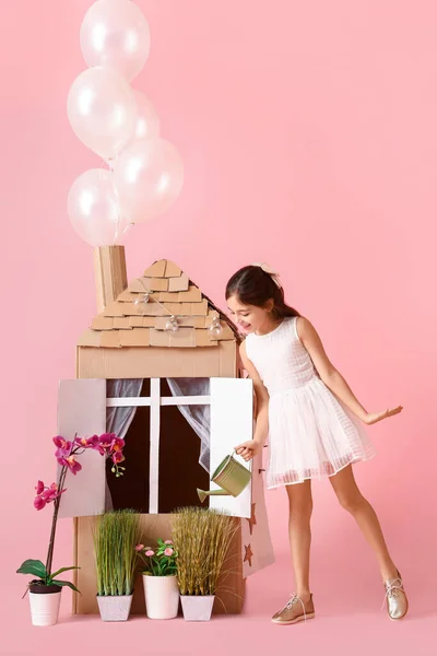 Lustige Kleine Mädchen Spielen Mit Papphaus Auf Rosa Hintergrund — Stockfoto