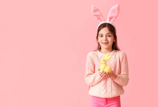 Schattig Klein Meisje Met Konijntjes Oren Speelgoedkonijn Roze Achtergrond Pasen — Stockfoto