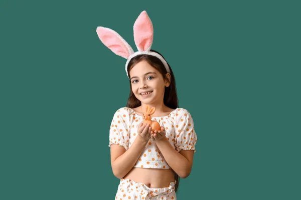 Милая Маленькая Девочка Кроличьими Ушами Игрушечным Кроликом Зеленом Фоне Пасхальный — стоковое фото