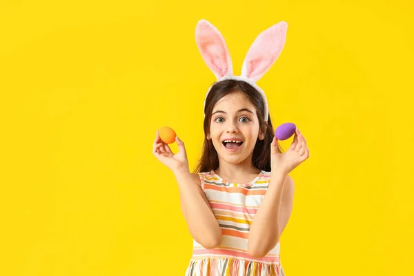 Tavşan Kulaklı Mutlu Küçük Kız Sarı Arka Planda Paskalya Yumurtaları — Stok fotoğraf