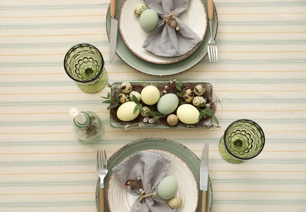 Festliche Tischdekoration Für Die Osterfeier Auf Hellem Hintergrund — Stockfoto