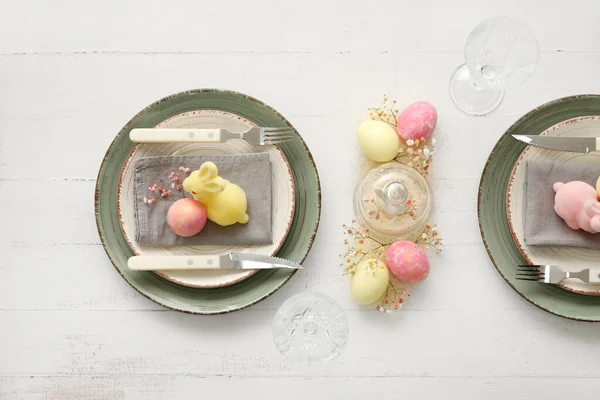 白色木制背景的复活节庆祝餐桌布置风格别致 — 图库照片