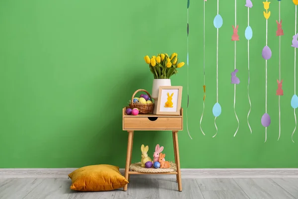 Prachtige Tulpen Mand Met Paaseieren Fotolijstje Tafel Buurt Van Kleurwand — Stockfoto