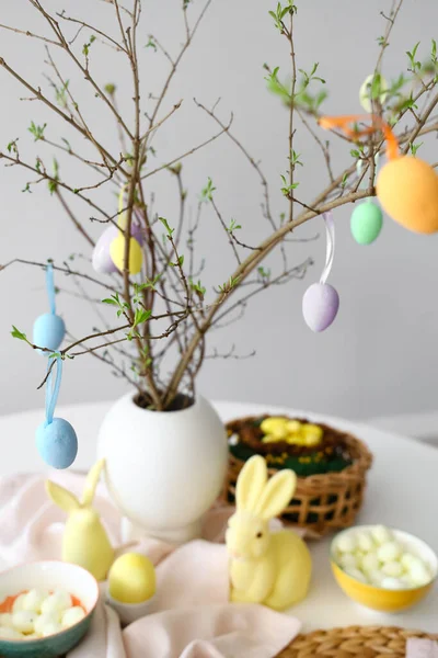 Húsvéti Tojással Díszített Faágak Asztalon — Stock Fotó