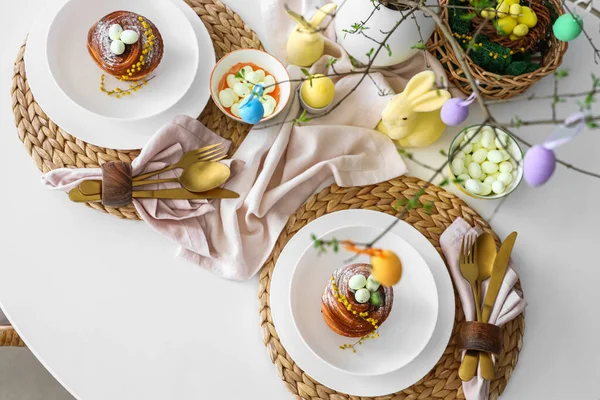 Plates Delicious Buns Table Served Easter Celebration — Stock Photo, Image