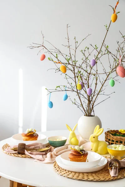 Ajuste Mesa Jarrón Con Ramas Árbol Decoradas Para Celebración Pascua — Foto de Stock