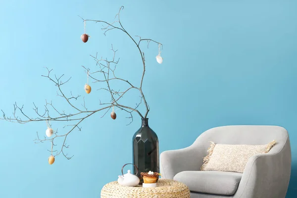 Vaso Com Galhos Árvore Decorados Para Celebração Páscoa Pão Delicioso — Fotografia de Stock