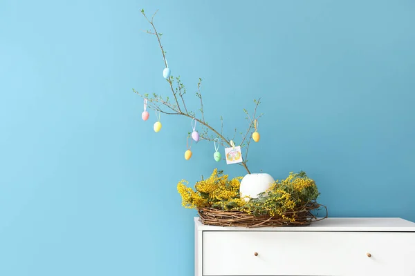 Φωλιά Κλαδιά Δέντρων Διακοσμημένα Πασχαλινά Αυγά Και Ευχετήρια Κάρτα Στο — Φωτογραφία Αρχείου