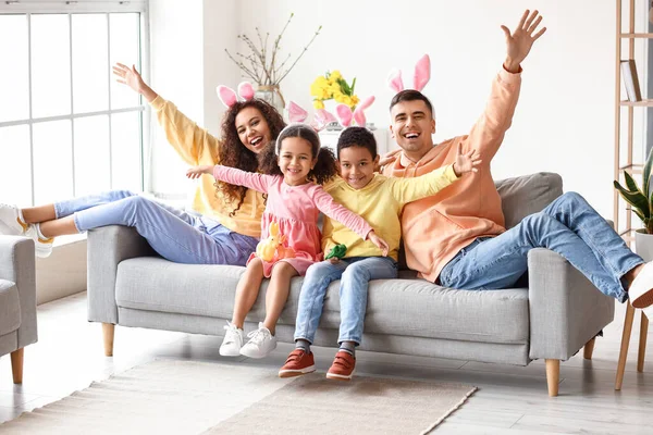 Malé Děti Velikonočními Králíky Jejich Rodiči Sedícími Doma Pohovce — Stock fotografie