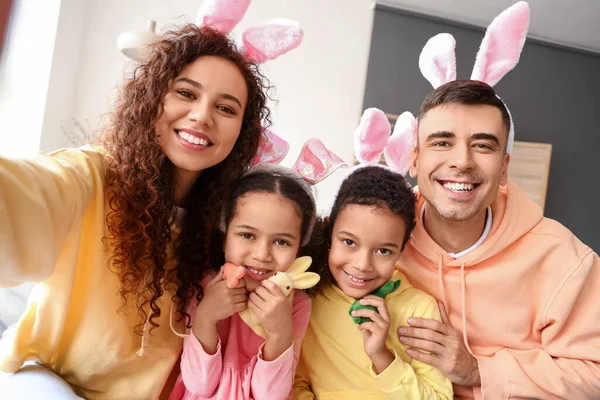 イースターウサギを持つ小さな子供たちとその両親は自宅で自撮り — ストック写真